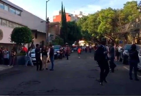 Ciudadanos evacúan tras sismo en México