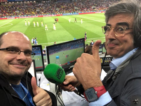 Alejandro Romero y Mister Chip en el partido Colombia vs Inglaterra