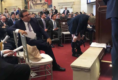 El senador ya había protagonizado un hecho similar cuando era rector de la Universidad Nacional