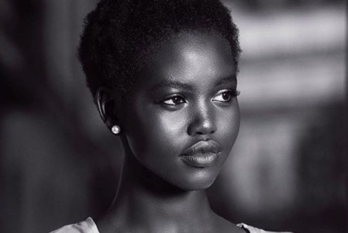 Chanel escoge a la modelo refugiada Adut Akech para su nueva campaña