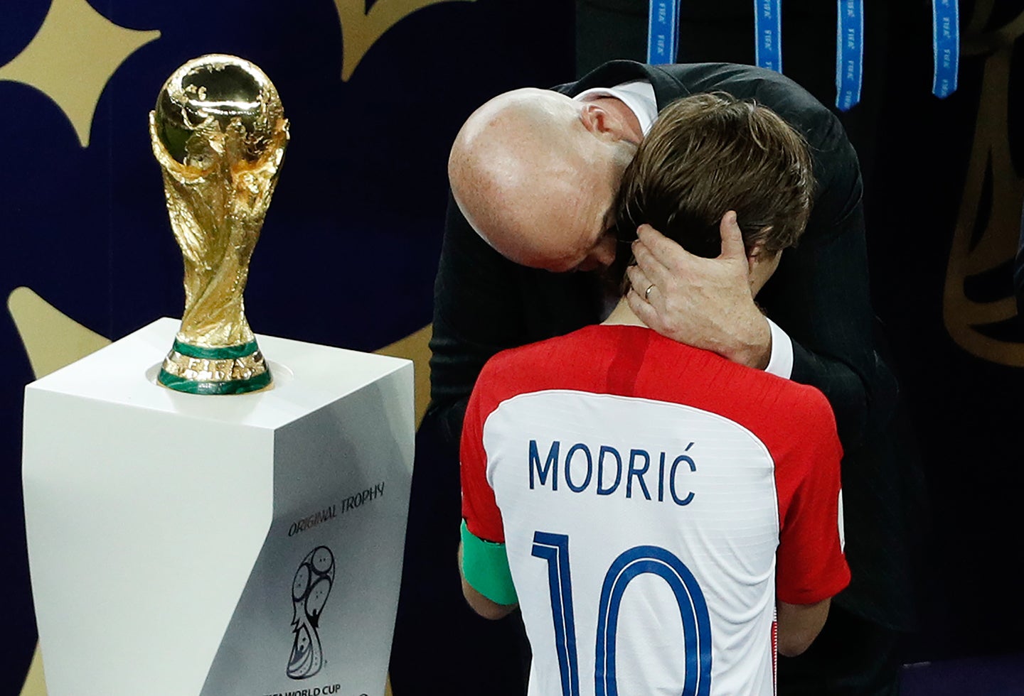 Luka Modric, consolado por Gianni Infantino, presidente de la FIFA