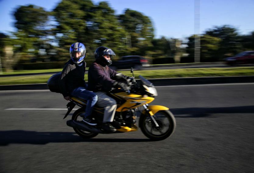 Parrillero en moto