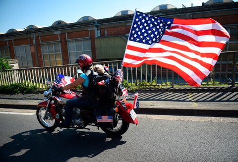Un motociclista a bordo de una Harley-Davidson
