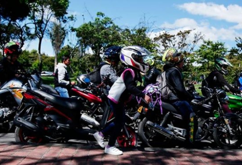 Fila de motociclistas