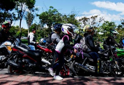 Fila de motociclistas