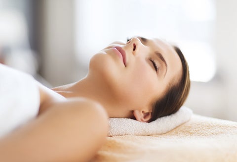 Los “hilos estimuladores de colágeno” o PDO son otra alternativa para estimular el colágeno y mejorar la flacidez en el rostro