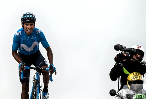 Nairo Quintana escalando en el Tour de Francia