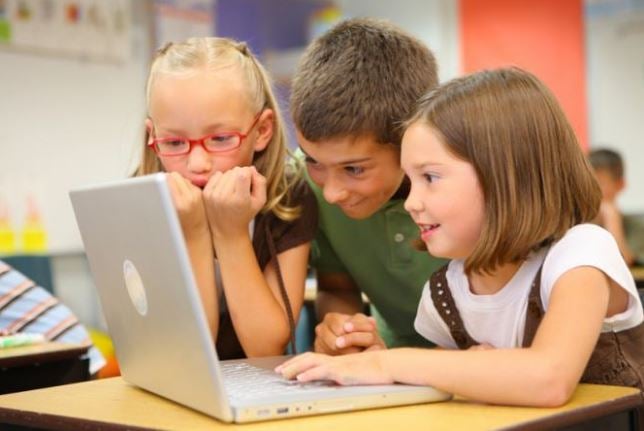 Niños en computador