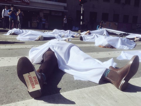 Envueltos en sábanas blancas y con el mensaje "Pare la Violencia", rechazaron homicidios en Medellín.