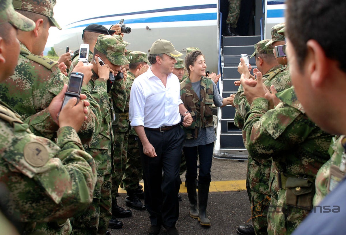 Juan Manuel Santos con Íngrid Betancourt en la Operación Jaque