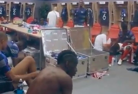 El momento en el que Pogba le habla a sus compañeros