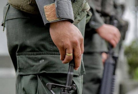 Policía con su arma de dotación