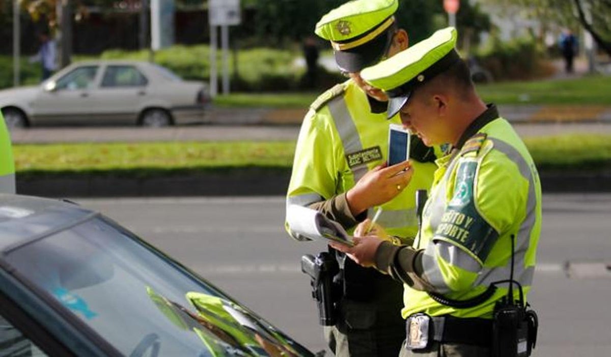 “Las funciones de tránsito desarrolladas por la Policía Nacional en los distritos y ciudades capitales, serán desmontadas gradualmente para reubicar el servicio de estos uniformados en la modalidad de vigilancia”, dice el documento.