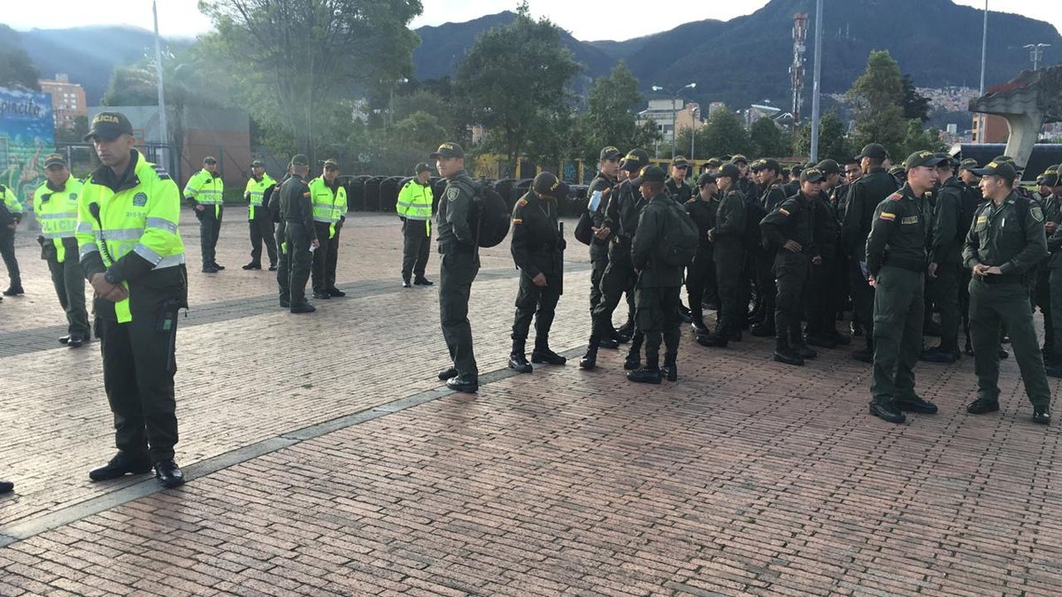 Policías custodiando los alrededores del Campín