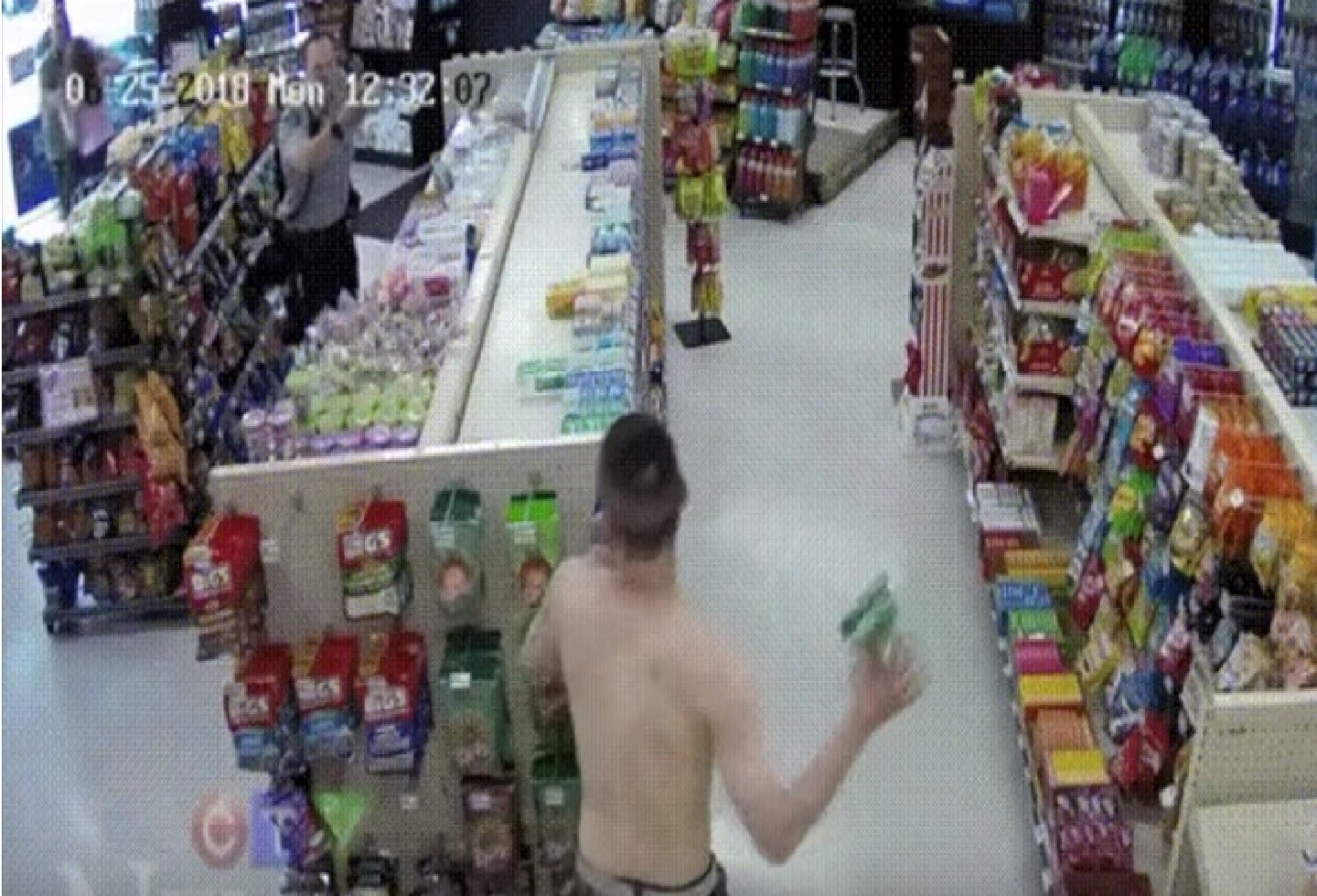 Ladrón amenaza a un policía con un paquete de dulces