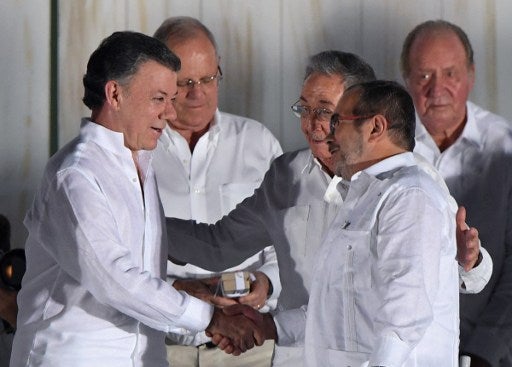 Firma del Acuerdo de Paz, el presidente Juan Manuel Santos y Timoleón Jiménez