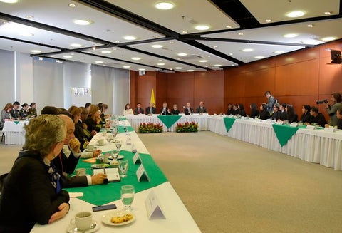 Santos con los magistrados de la JEP