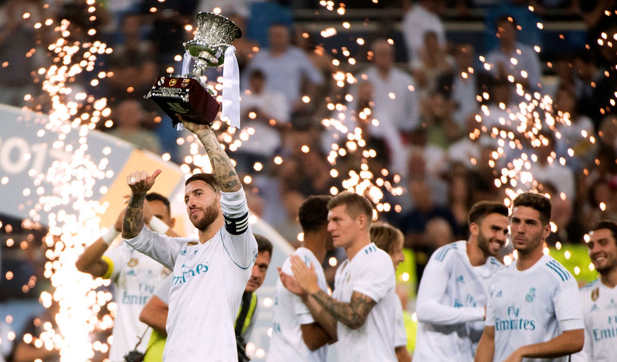 Sergio Ramos levanta el trofeo de la Supercopa en agosto de 2017