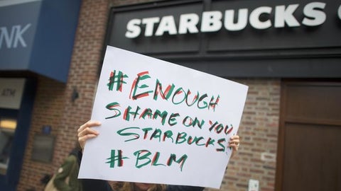 Starbucks capacitará a gerentes sobre “sesgo inconsciente”.