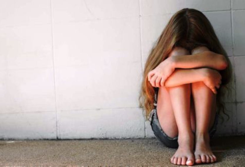 Niña era abusada por su padrastro: la amenazaba con matar a su mamá si contaba