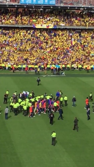 Se metieron a la cancha para tener contacto con los jugadores de la selección.