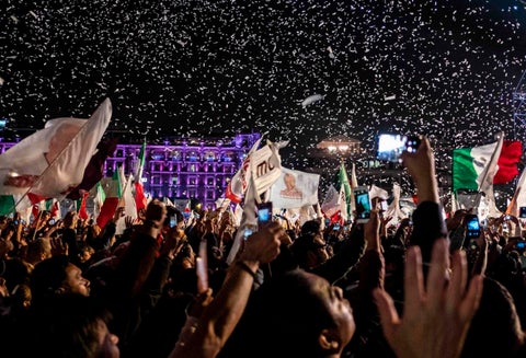 Seguidores de López Obrador celebrando su triunfo