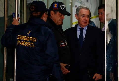 El expresidente Álvaro Uribe en la Fiscalía General de la Nación, en Bogotá, el 8 de octubre de 2014