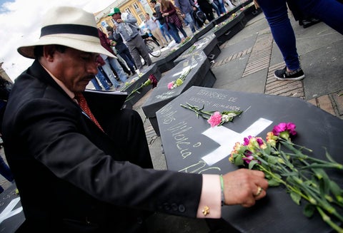 Homenaje a las víctimas en la Plaza de Bolívar