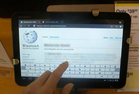Persona leyendo Wikipedia