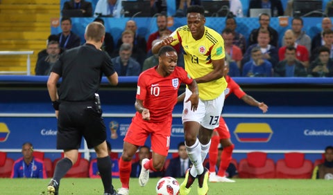 Yerry Mina jugando ante Inglaterra en el Mundial de Rusia