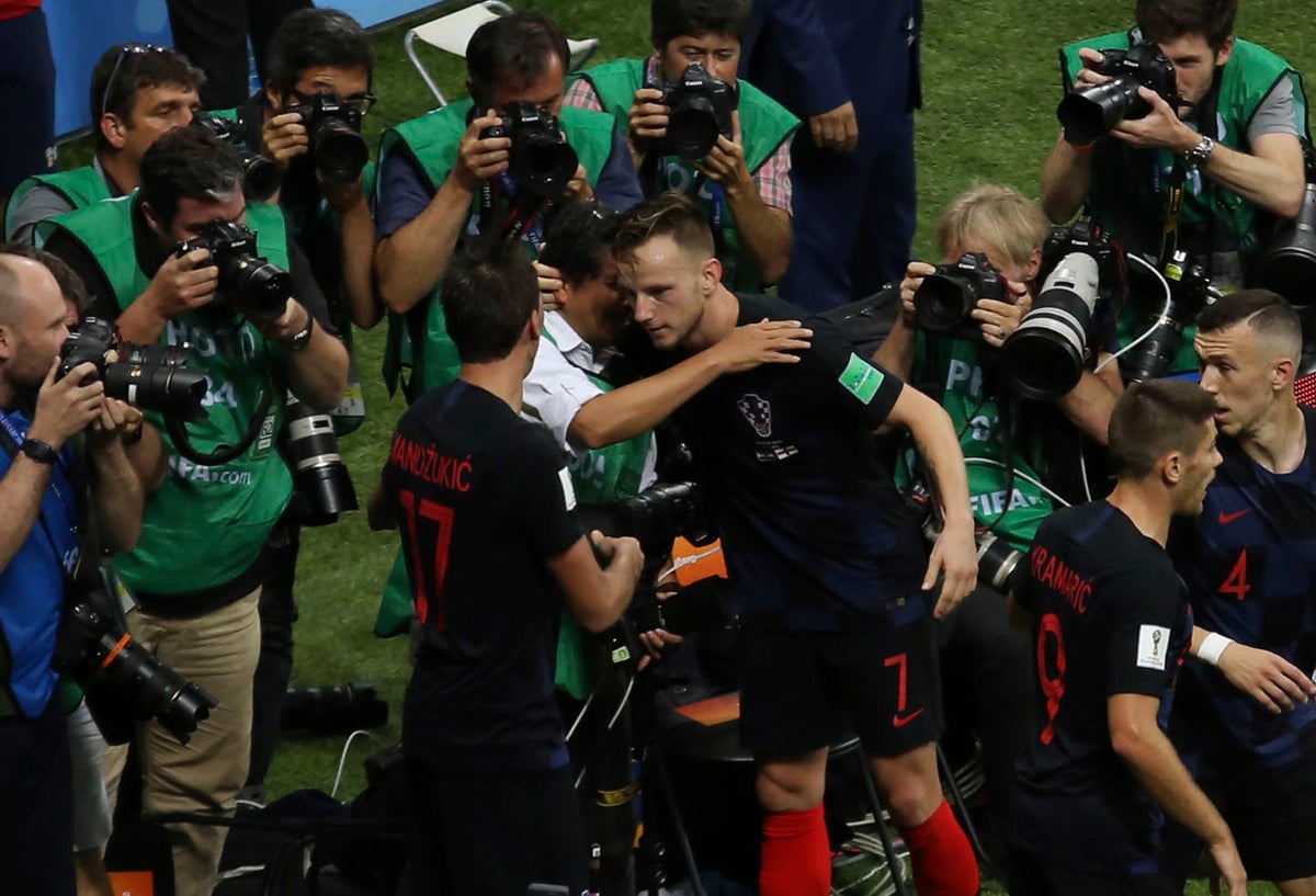 Ivan Rakitic abraza al fotógrafo Yury Cortez tras ser embestido