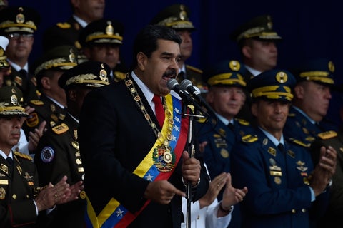 Según relataron testigos, el presidente venezolano fue atacado aparentemente por un dron.