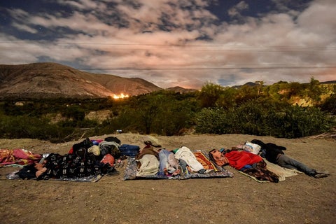 Venezolanos duermen en la vía Panamericana.