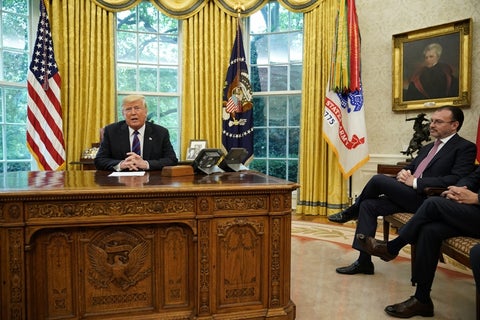 Donald Trump en el Salón Oval de la Casa Blanca, acompañado del canciller mexicano, Luis Videgaray.