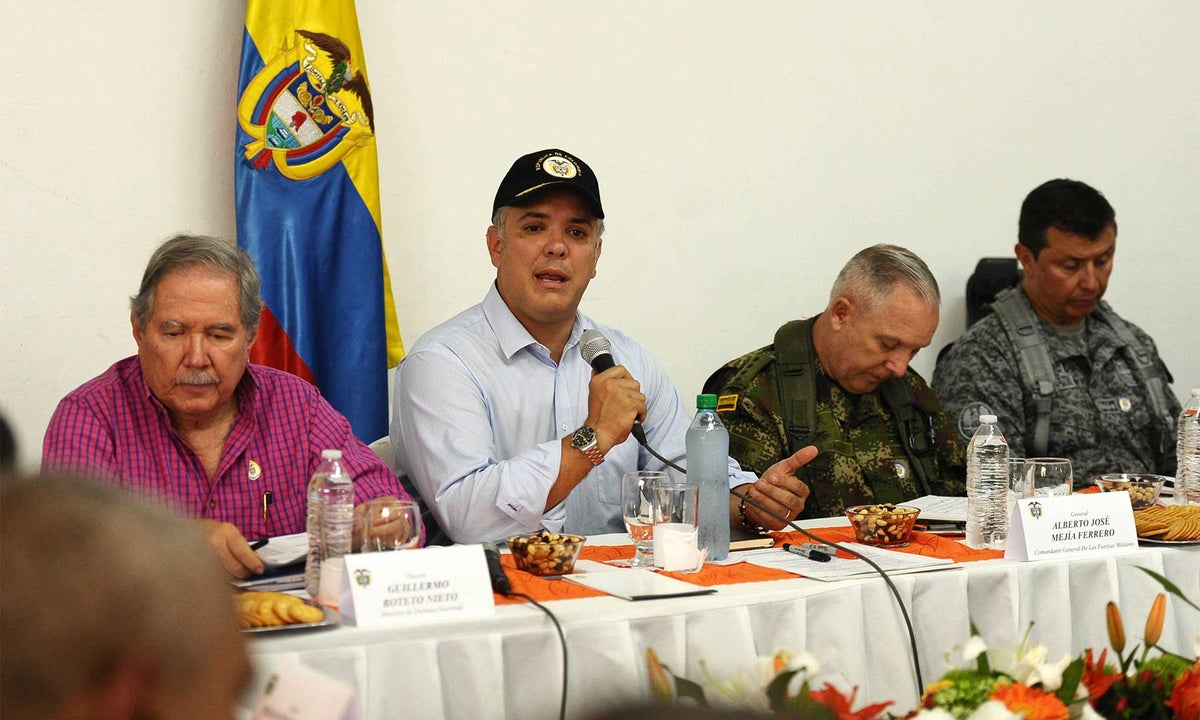 Iván Duque acompañado por el ministro de Defensa y el comandante general de las Fuerzas Militares.