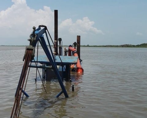 Barcaza hundida en el río Magdalena