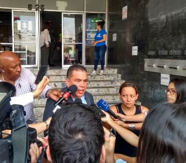 Claudia Ximena Orozco al salir de la Fiscalía en compañía de su abogado