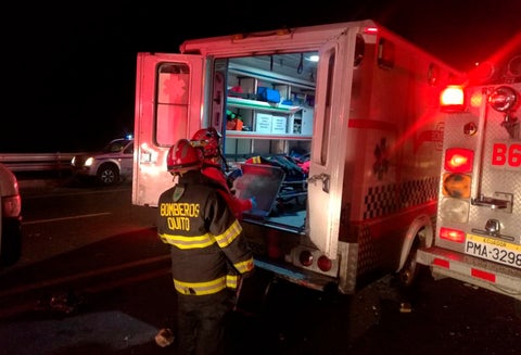 Autoridades atendiendo el accidente de bus en Ecuador