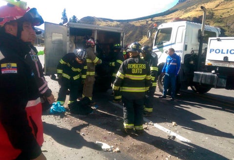 Autoridades atendiendo el accidente de bus en Ecuador