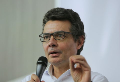 Alejandro Gaviria dejó el ministerio de Salud con una emotiva carta que incluyó un madrazo
