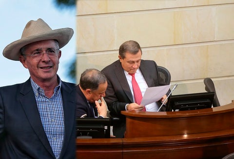 Álvaro Uribe (izq) y Ernesto Macías revisando un documento