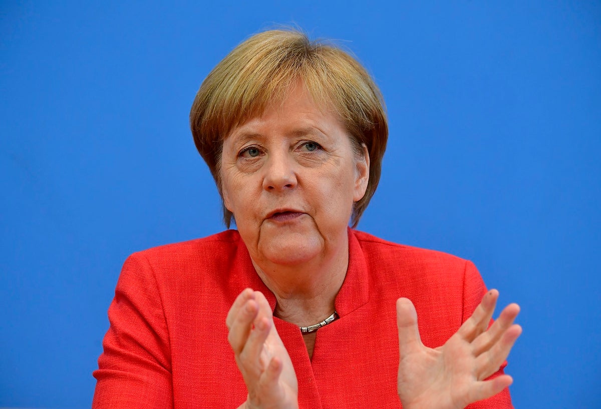 Angela Merkel alienta al nuevo mandatario de Colombia a seguir con el proceso de paz