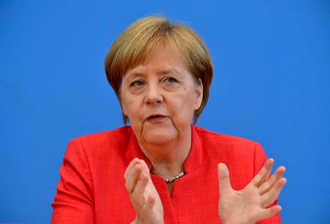 Angela Merkel alienta al nuevo mandatario de Colombia a seguir con el proceso de paz