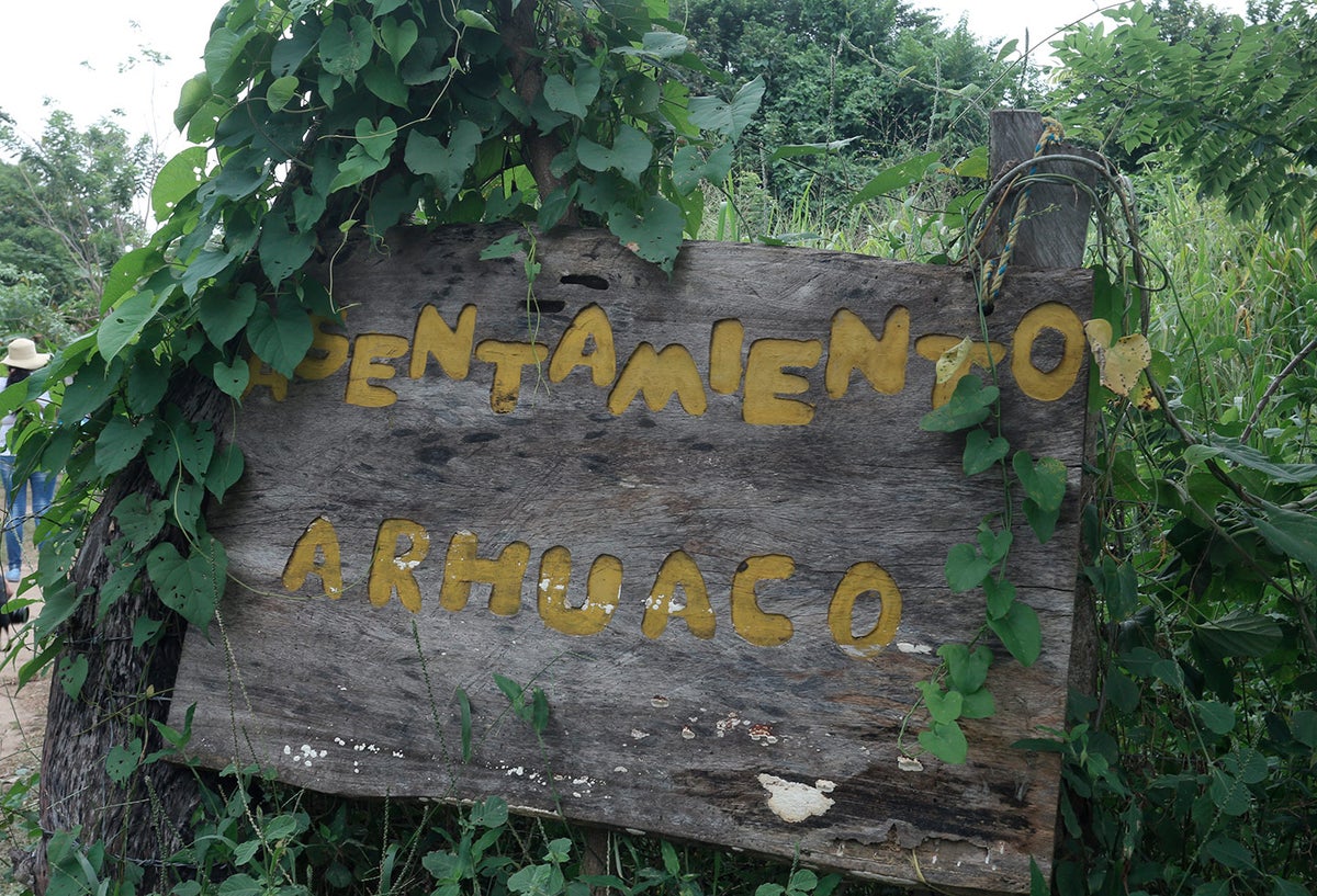 En los alrededores de la Sierra Nevada de Santa Marta se ha ubicado el pueblo arhuaco, que sobrevivió al conflicto armado y hoy se considera uno de los pueblos indígenas más grandes de Latinoamérica