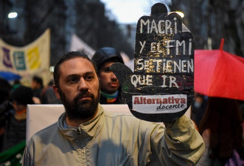 Ciudadanos en Buenos Aires protestan contra las políticas económicas de Mauricio Macri, presidente de Argentina