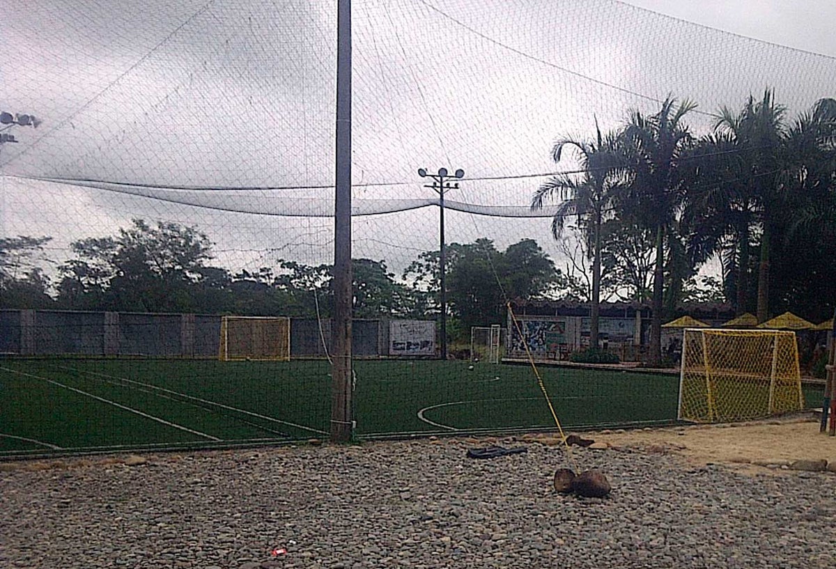 La cancha de microfútbol quedaba por fuera del colegio del estudiante