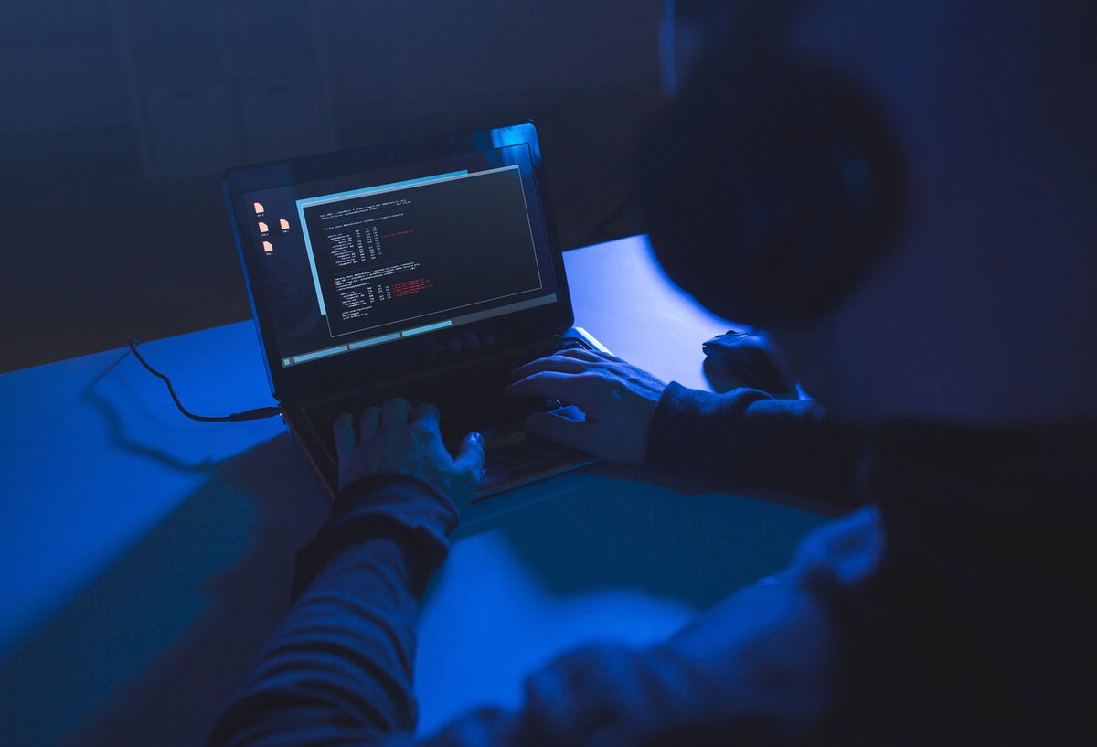 El cibercrimen sigue en aumento, razón por la que las personas deben estar prevenidas con su información en la red