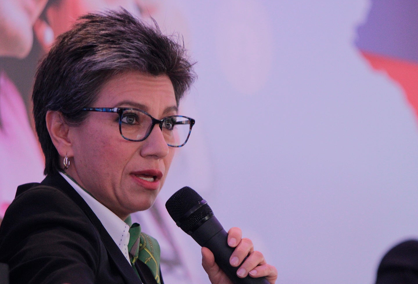 Claudia López: Uribe hizo show y tuvo micrófono para 