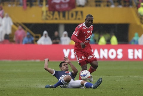 Macalister Silva y Avimiled Rivas en un juego entre Millonarios y América