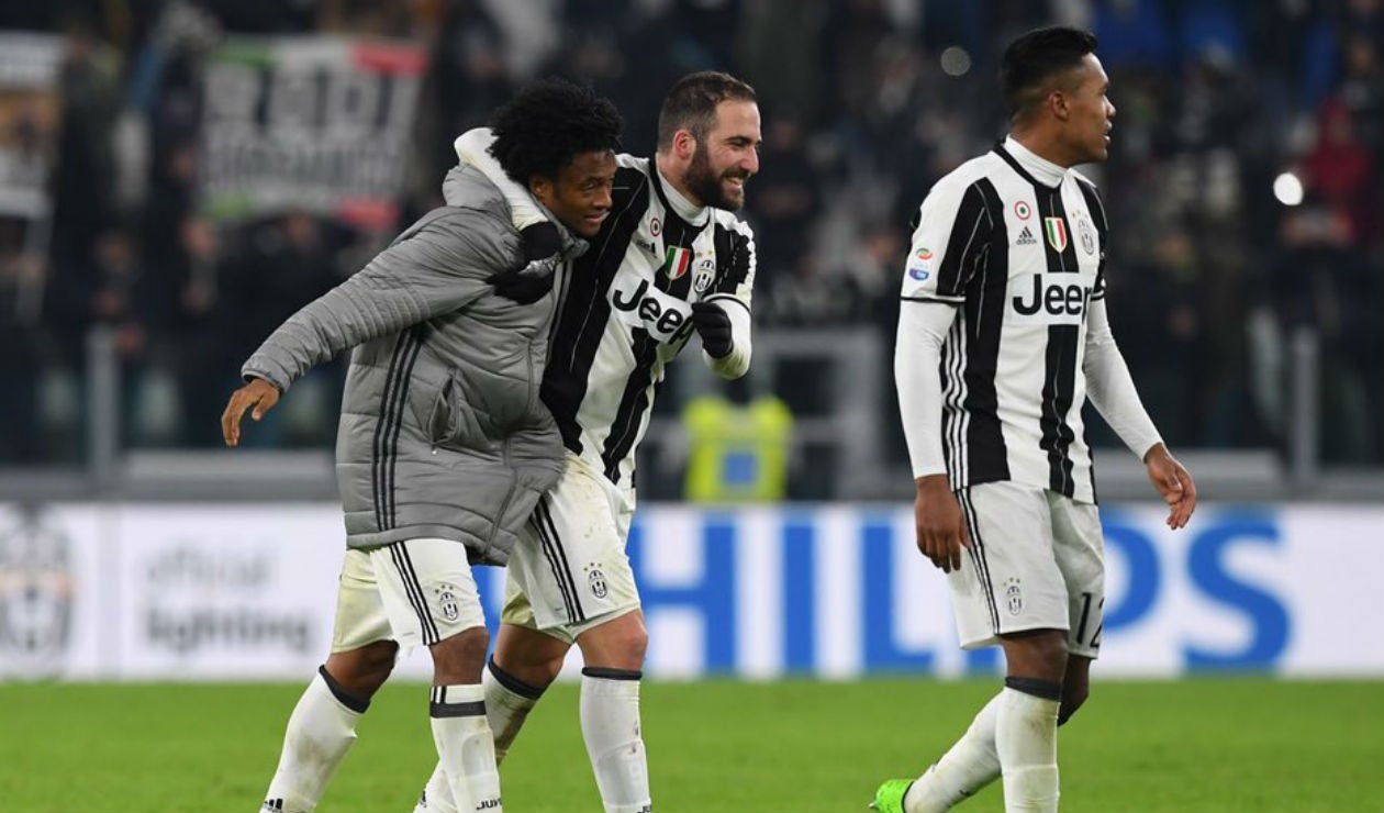 Juan Guillermo Cuadrado, Gonzalo Higuaín y Alex Sandro con la Juventus de Turín